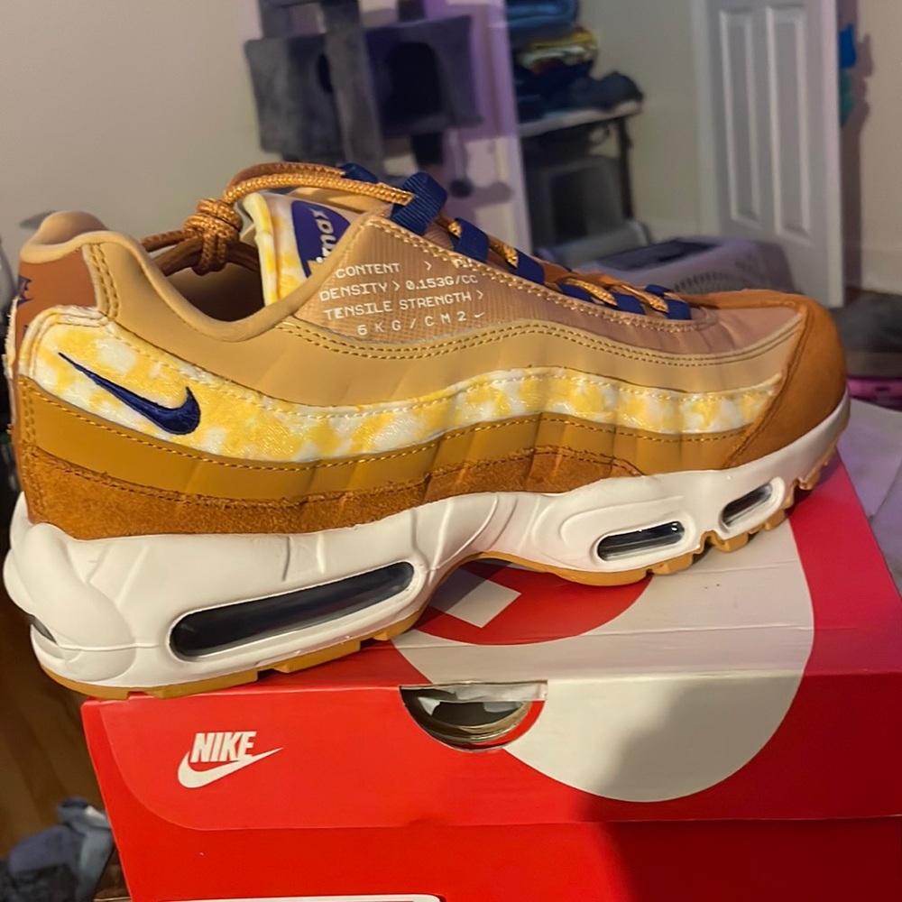 Air Max 95 SE. Suede. NEVER WORN. Size 10.5 Mens